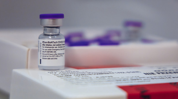 Fiolka z dawkami szczepionki przeciw COVID-19 firmy Pfizer-BioNTech