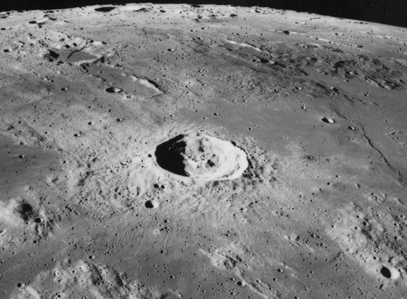 Fotografija kratera Manilius načinjena tokom misije Apolo 17, 1972. godine