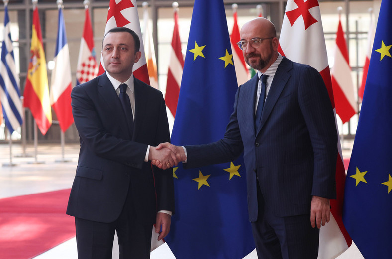 Premier Gruzji Irakli Garibaszwili i przewodniczący Rady Europejskiej Charles Michel przed spotkaniem w Brukseli, 14 czerwca 2023 r.