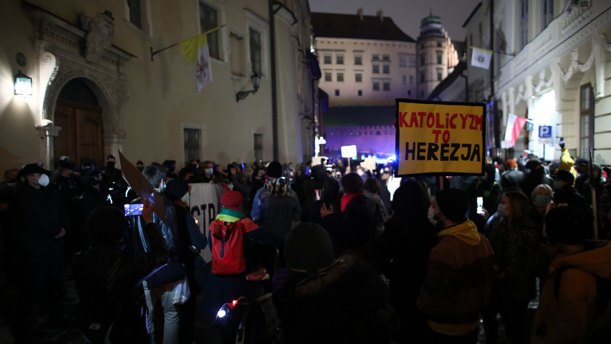 Protest przeciwko kard. Dziwiszowi w Krakowie