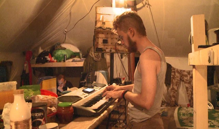 2014 rok. Ihor Mychaliszyn gra na pianinie w swoim namiocie w batalionie Donbas 