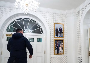 Fotografija Trampa i Putina na zidu u Beloj kući 