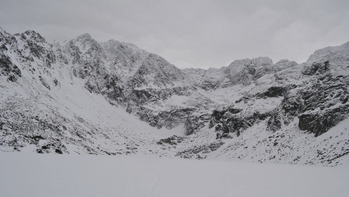 Tatry. Turyści nie mogą zejść z Zawratu. Wichura utrudnia akcję ratunkową