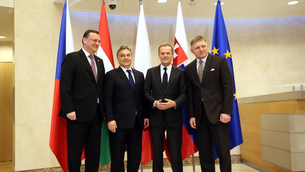 Polska musi podjąć decyzję, czy chce przystąpić do strefy euro - oświadczył w czwartek w Brukseli premier Donald Tusk. Zapowiedział, że będzie przekonywał do tego wszystkich partnerów w kraju, ale decyzja o przyjęciu wspólnej waluty nie jest kwestią miesięcy.