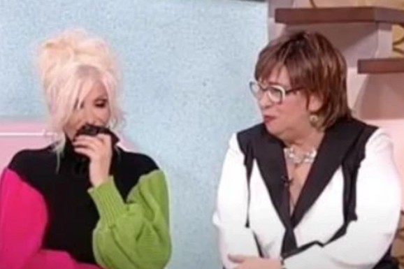 ŠOK SCENA U EMISIJI Pevačica došla na snimanje BEZ ZUBA, sve vreme prekivala usta rukom, voditeljka nije mogla da prećuti