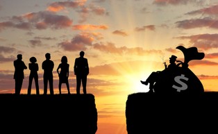 Kieszenie najbogatszych w USA spuchły o setki miliardów w rok. Kwota zapiera dech w piersiach