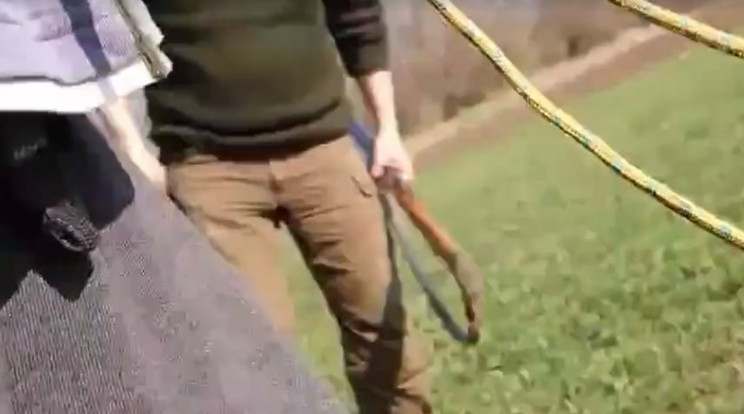Töltött puskával fenyegette meg a kutyáját sétáltató férfit a vadőr