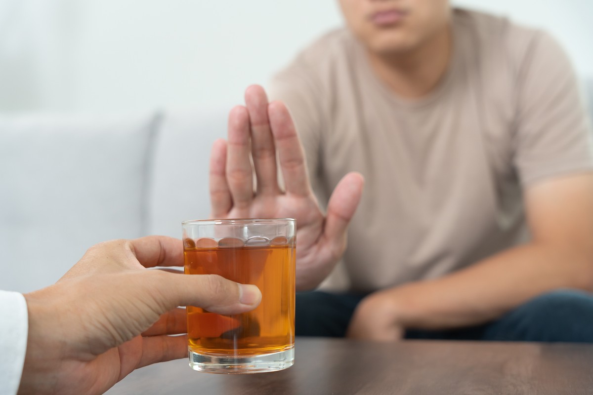 mężczyzna odmawia alkoholu