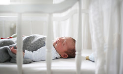 Ile powinno spać dziecko - tabela. Jakie są objawy niedoboru snu u dzieci?