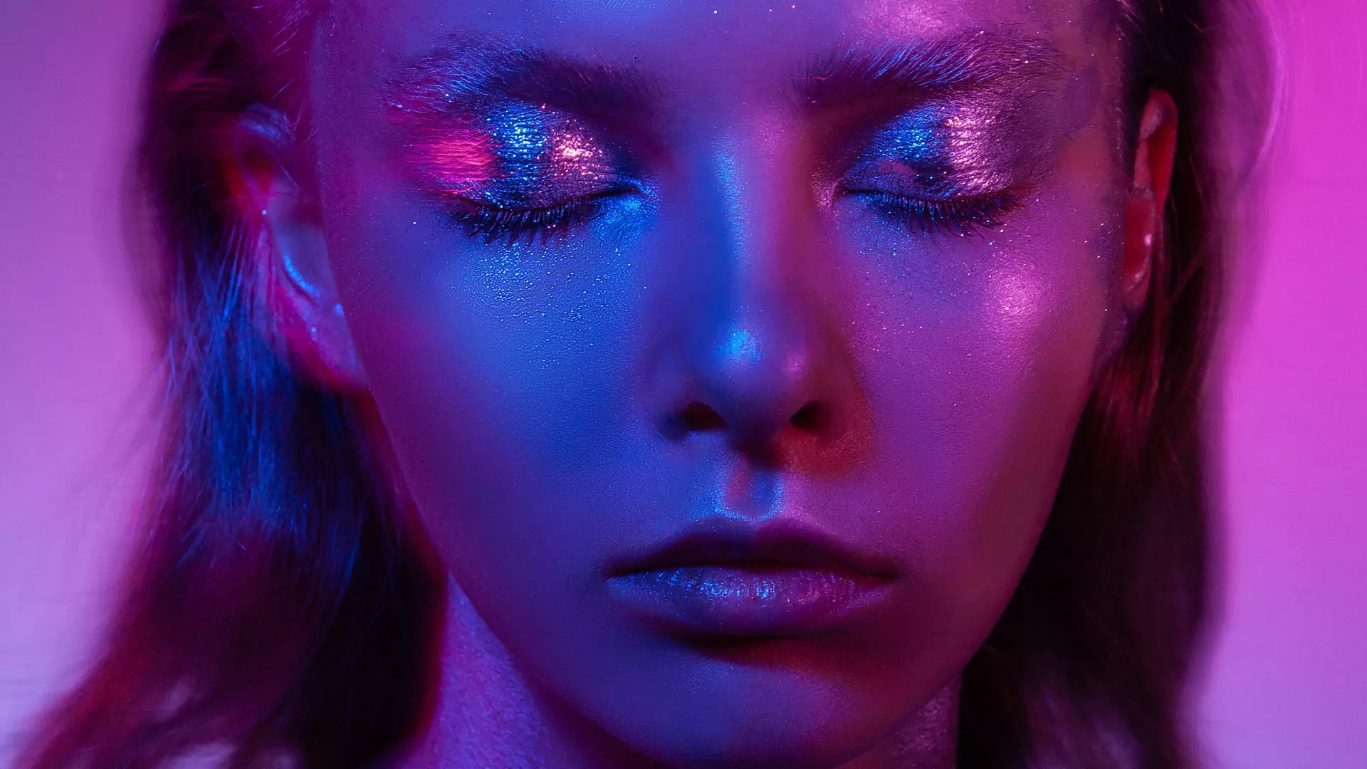Makijaż wieczorowy jak z Instagrama: Glass skin, midnight sky i ametystowe cienie