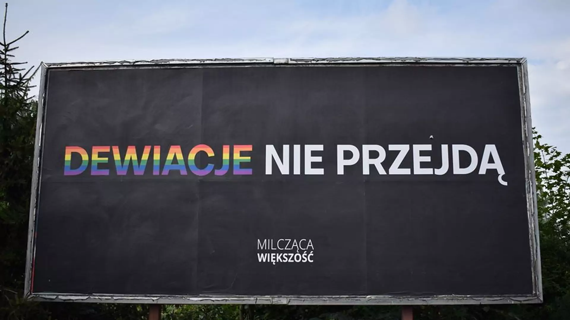 W Białymstoku rozwieszono homofobiczne billboardy przeciwko osobom LGBT+
