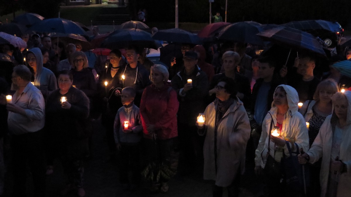 Mimo deszczu ponownie blisko tysiąc osób przybyło dziś wieczorem przed Sąd Okręgowy w Białymstoku, aby ustawić pod nim zapalone znicze. Zrobili to w ramach ogólnopolskiego protestu przeciwko ustawom zmieniający ustrój prawny w Polsce.