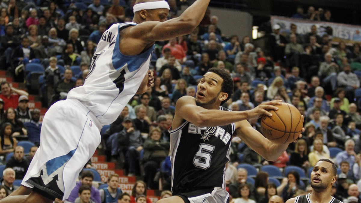 Koszykarze San Antonio Spurs, liderzy konferencji zachodniej, doznali zaskakującej porażki z Minnesota Timberwolves. Ostrogi przegrały wysoko na parkiecie rywala 83:107. Trwa doskonała passa Miami Heat, którzy odnieśli 19 zwycięstwo z rzędu.