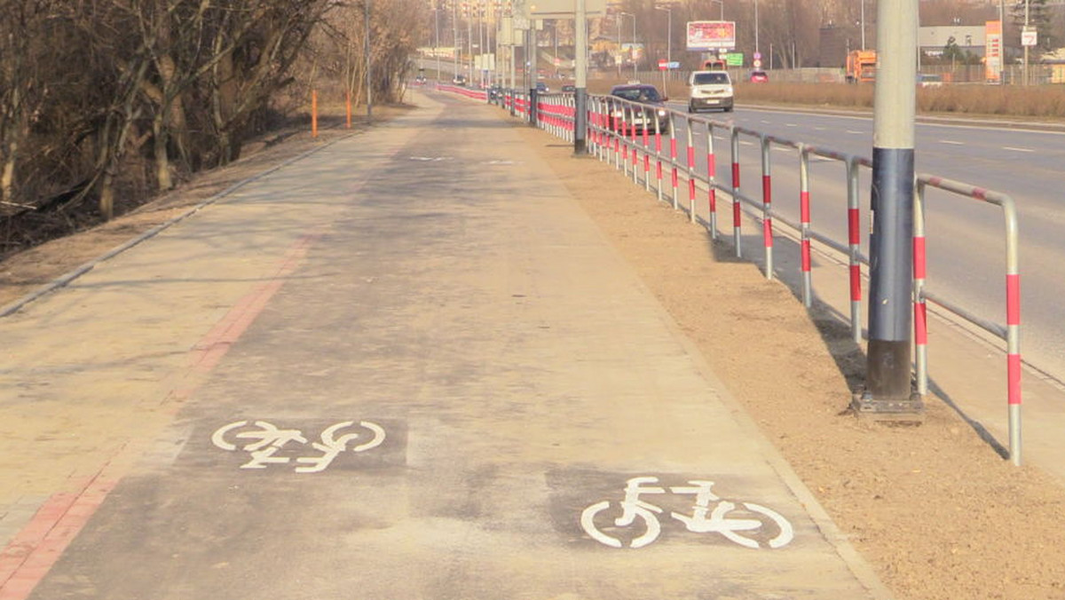 Nowy ciąg pieszo-rowerowy przy ulicy Nowohuckiej połączył rondo Dywizjonu 308 z ulicą Stanisławy Wysockiej, po stronie parku Lotników Polskich.