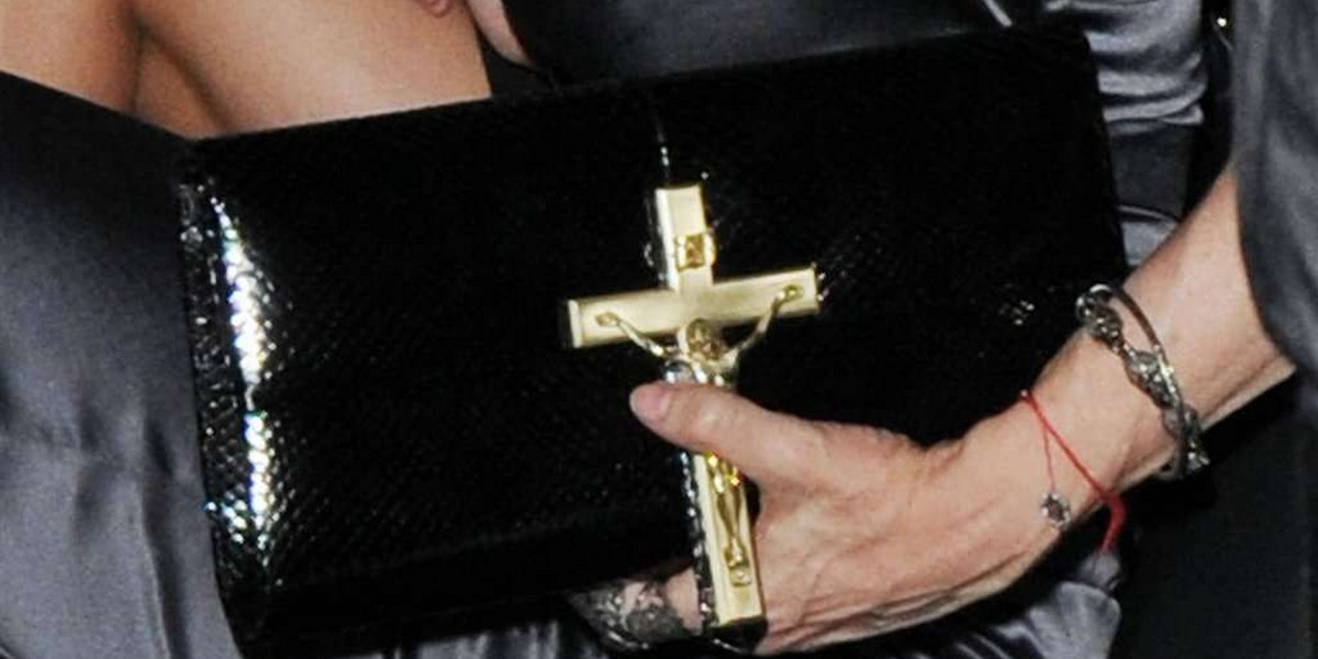Madonna znowu kpi z krzyża. FOTO