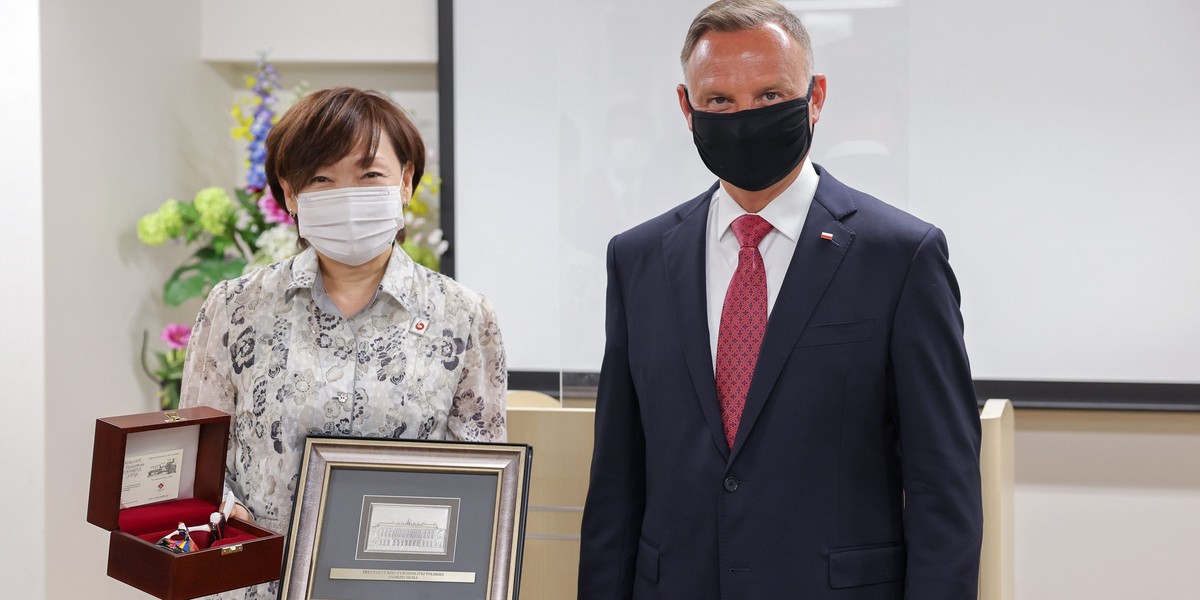 Andrzej Duda przyjechał do Japonii na ceremonię otwarcia Igrzysk Olimpijskich Tokio 2020 i kilka meczów. Na razie ma spotkania pozasportowe. Na zdjęciu z Honorową Przewodniczącą Komitetu Wspierania Ośrodka Pomocy Społecznej Fukudenkai.