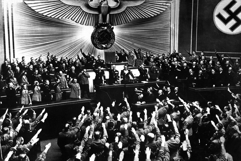 Adolf Hitler przyjmuje owację Reichstagu po ogłoszeniu "pokojowego" przejęcia Austrii