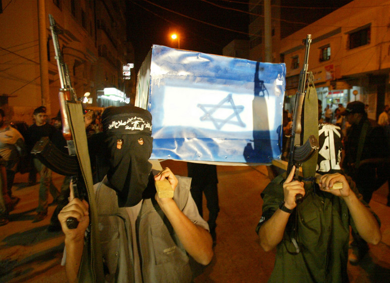 Palestyńscy bojownicy niosący trumnę z flagą Izraela ulicami Gazy w 2003 r. z okazji 3. rocznicy intifady Al-Aksa