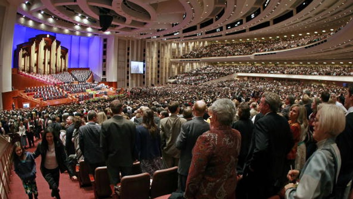 Mormoni wierzą, że chrzest można przyjąć nawet po śmierci. Organizowane przez nich ceremonie, kiedy to członkowie wspólnoty przyjmują sakrament w imieniu zmarłych, budzą wiele kontrowersji — zwłaszcza kiedy dotyczą osób innych wyznań. Niedawno doszło do skandalu, kiedy okazało się, że wśród pośmiertnie ochrzczonych znajdują się rodzice Szymona Wiesenthala.