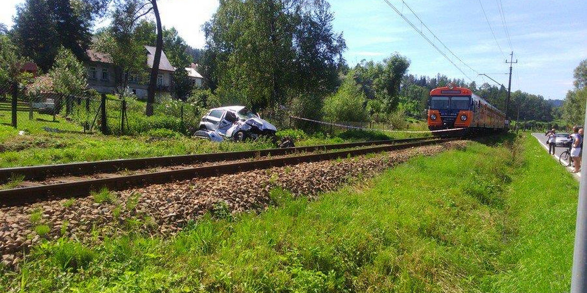 Fiat punto zmiażdżony przez lokomotywę na niestrzeżonym przejeździe