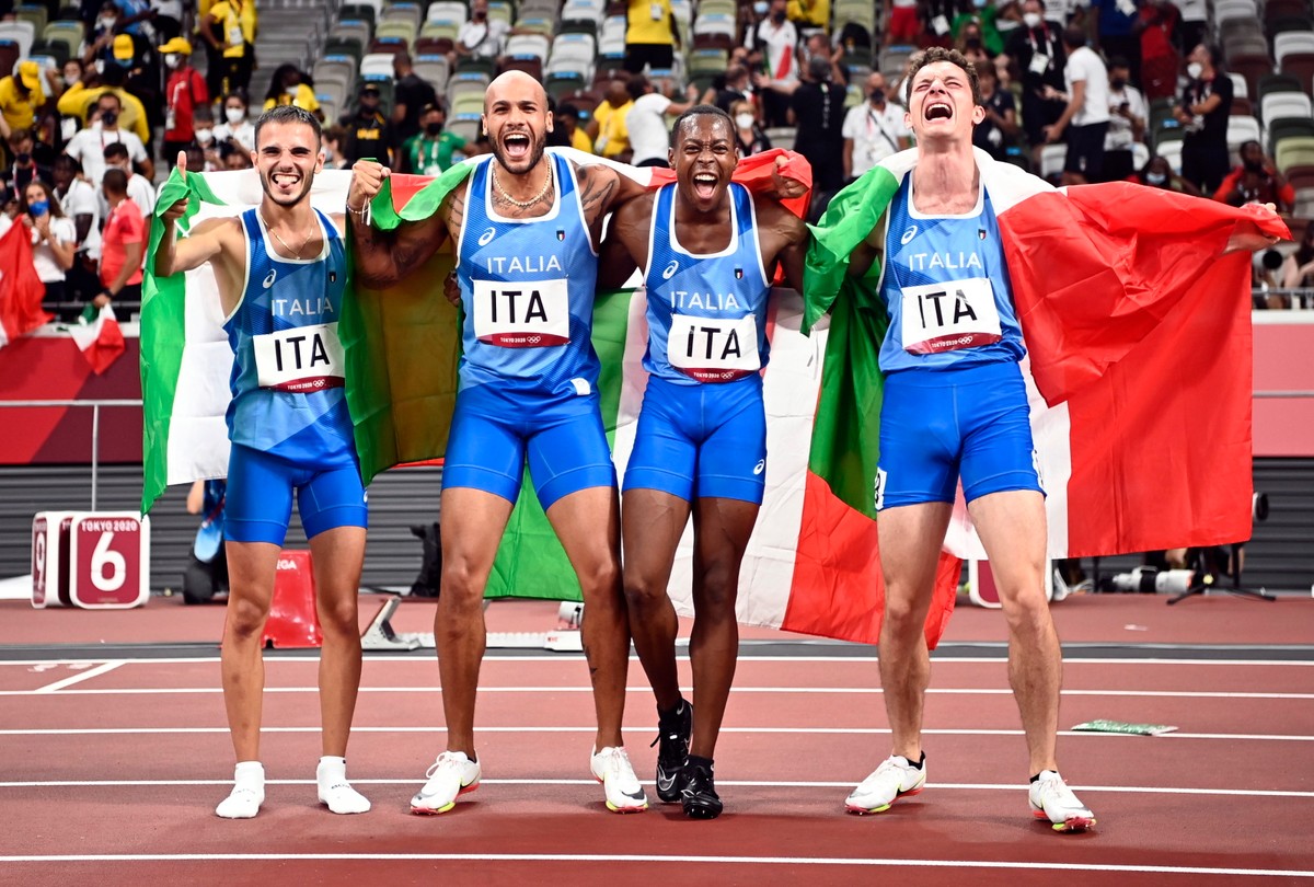 Włoscy sprinterzy po finale sztafet 4x100 m