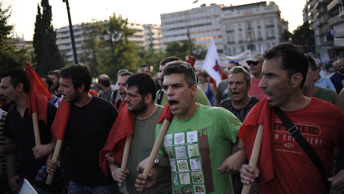 Między 7 a 8 tys. osób według policji manifestowało w centrum Aten, domagając się, by rząd respektował ich głos w referendum i nie godził się na dalszą politykę oszczędności, której domagają się wierzyciele Grecji.