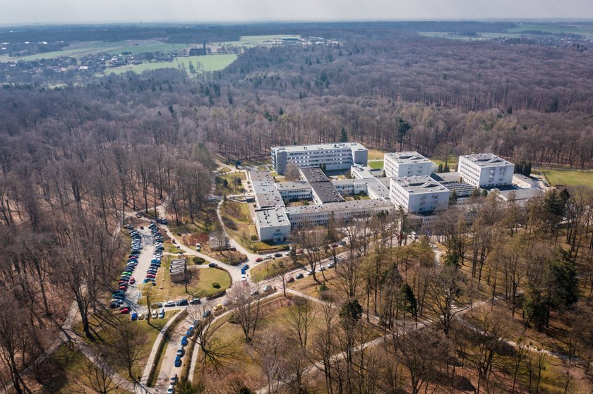 Rehabilitacja może odbywać się w sanatorium, stacjonarnie, na przykład na oddziałach rehabilitacyjnych w szpitalach lub nawet w domu, o ile wymaga tego twój stan zdrowia.  