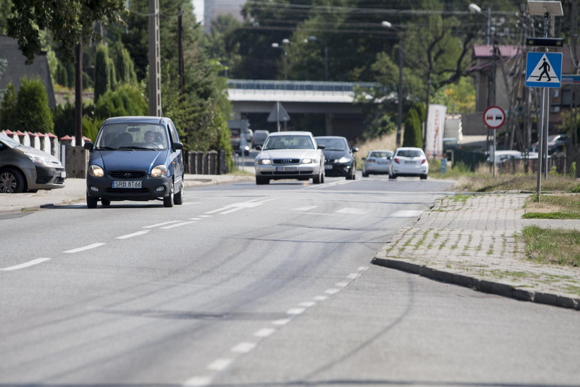 Przez źle wykonaną drogę Zebrzydowicką ludziom pękają domy