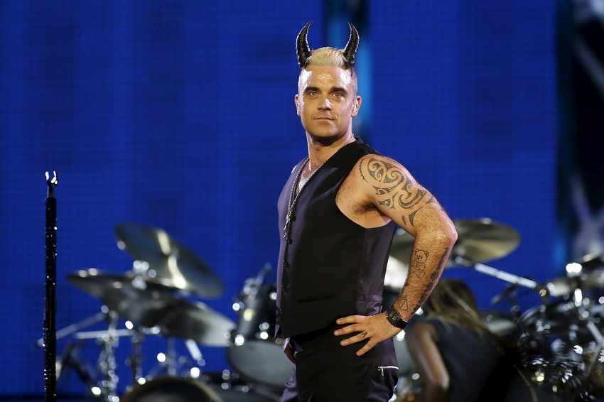 Robi na turneji „Let me entertain you“ peva sa rogovima na glavi