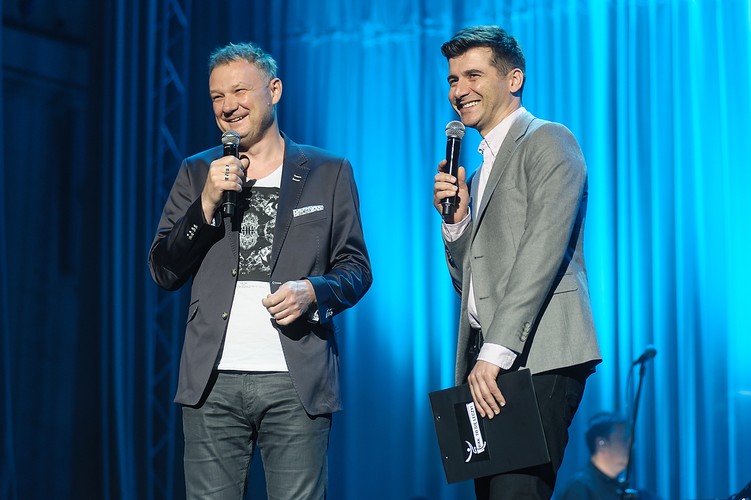 Tomasz Kammel (P) poprowadził imprezę. Wpadł też Dariusz Maciborek (L) z radia RMF