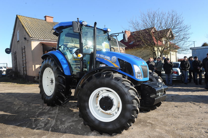 Komornik zabrał mu ciągnik za długi sąsiada z pomocą mu przyszedł New Holland