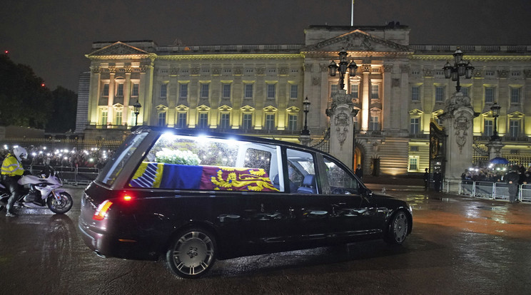 II. Erzsébet brit királynő koporsóját szállító halottaskocsi a northolti légi támaszpontról a londoni királyi rezidenciára, a Buckingham-palotába érkezik 2022. szeptember 13-án / Fotó: MTI/AP/PA pool/Gareth Fuller