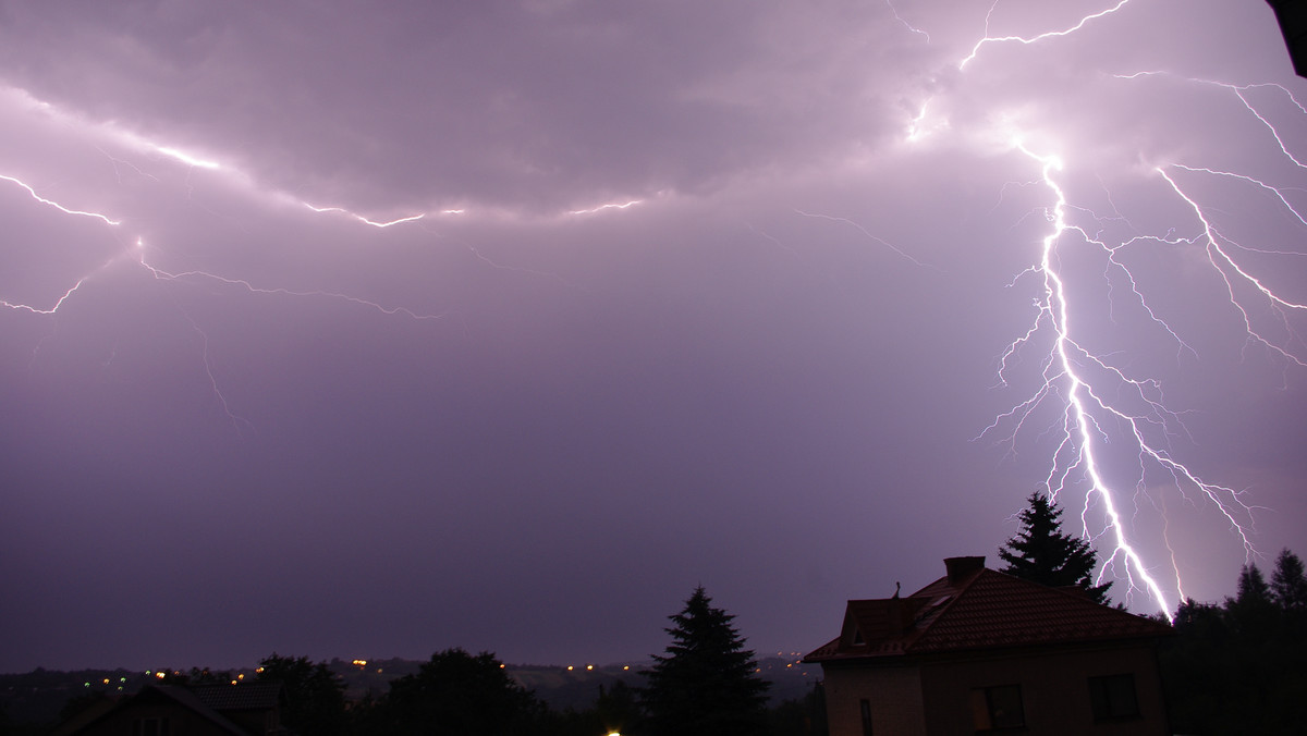 Meteorolodzy ostrzegali, że po upałach ostatnich dni trzeba spodziewać się burz i gradobicia. Ale nikt nie liczył się z tornadem. Silne burze i huragany przeszły nad północnymi regionami Niemiec. Co najmniej jedna osoba poniosła śmierć. 50-letni mężczyzna w pobliżu Uelzen w Dolnej Saksonii zginął w swoim samochodzie, na który powaliło się drzewo.