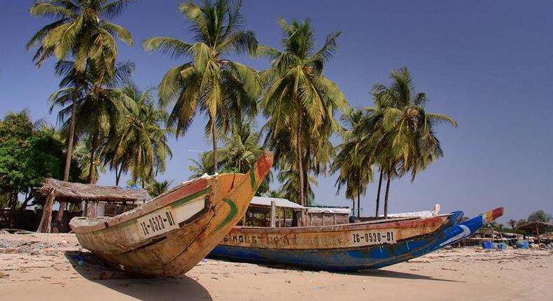 Des pirogues arrimées sur le rivage à Cap Skirring [Casamance]