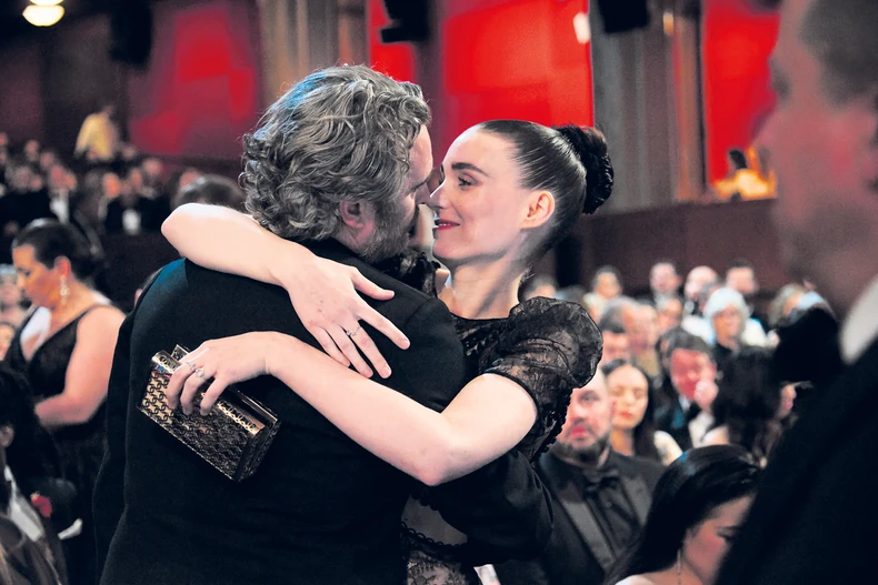 Hoakin Finiks sa suprugom