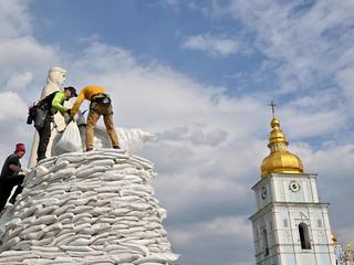 Wolontariusze zabezpieczają pomnik księżnej Olgi w Kijowie, 29 marca 2022 r.