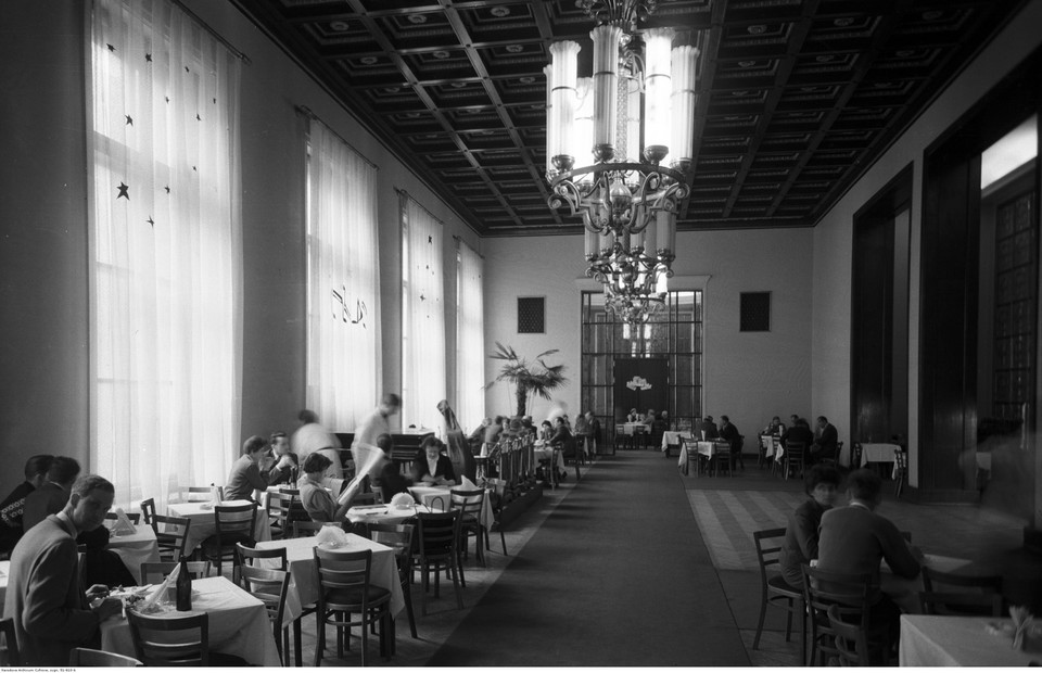 Wnętrza Pałacu Kultury i Nauki w Warszawie. Widok ogólny sali restauracyjnej (1961 r.)