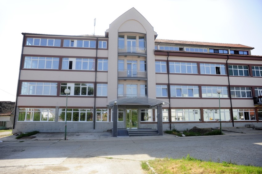 Surčinac: Ta zgrada zidana je na divlje, a kako drugačije? pa zna se ko i dalje drži ceo Surčin!