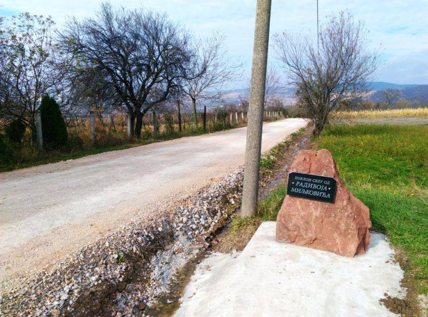 Kraj puta postavlje kamen sa imenom donatora