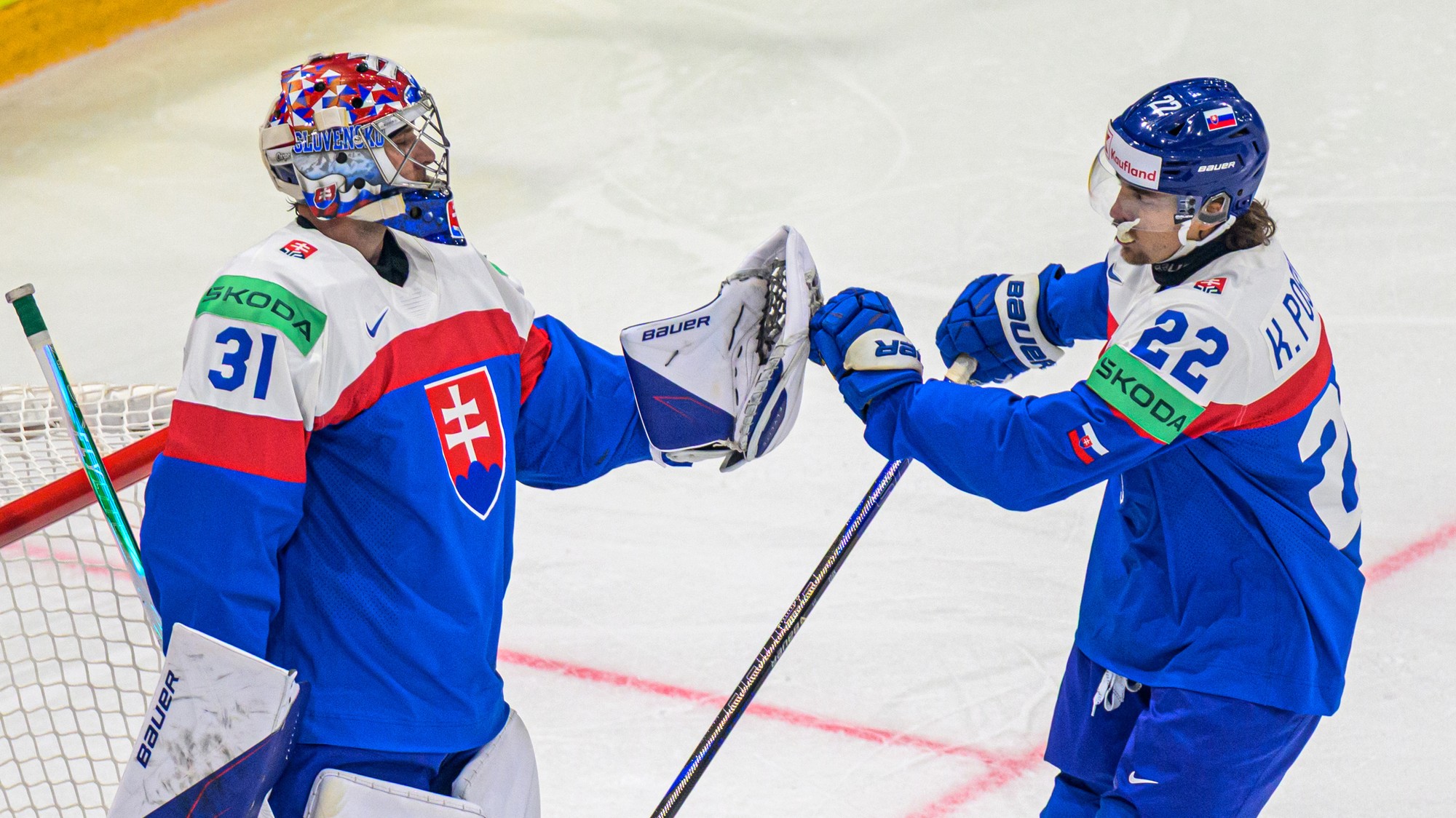 Zľava brankár Samuel Hlavaj a Kristán Pospíšil (obaja Slovensko). 