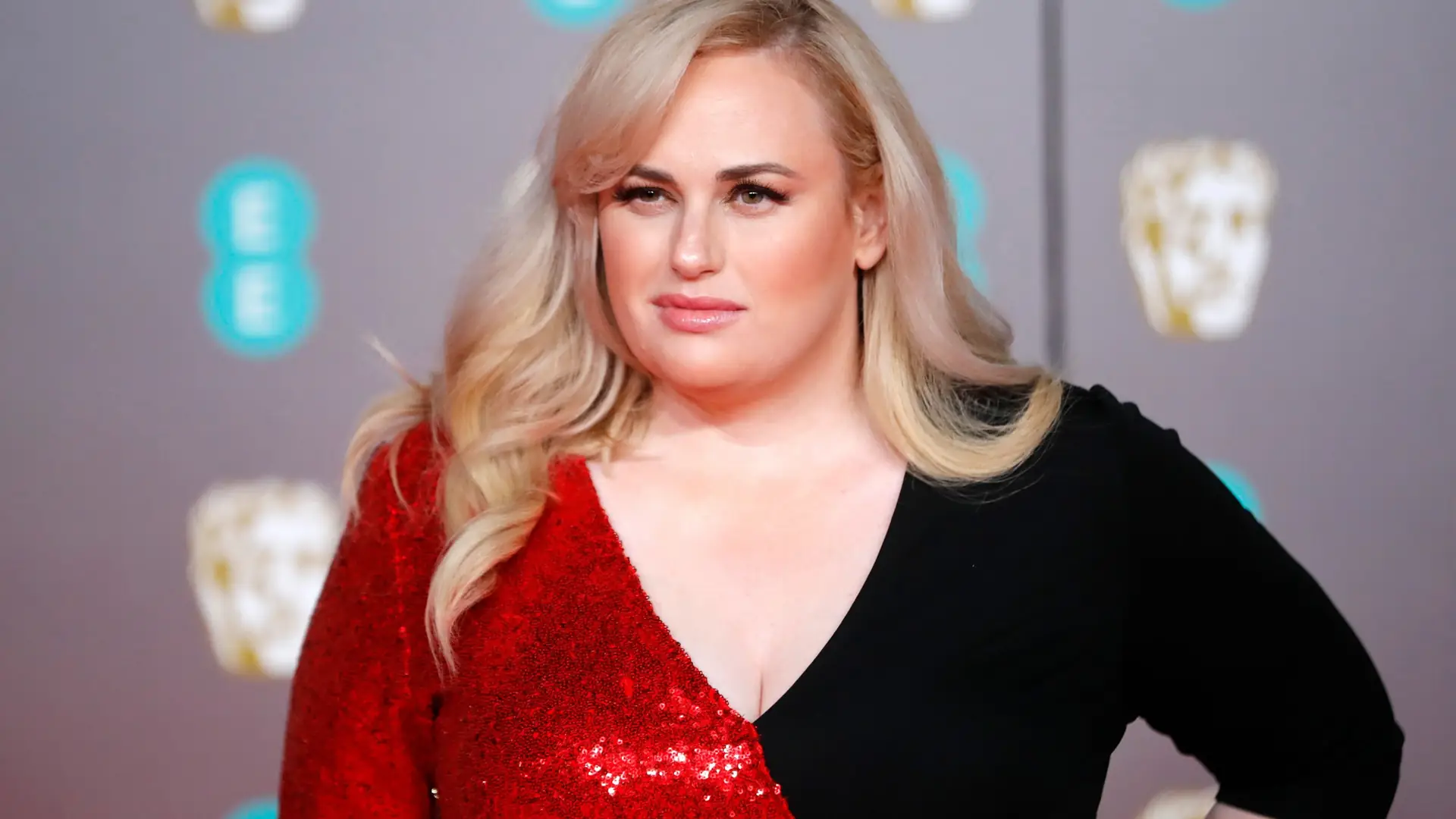 Rebel Wilson na gali BAFTA o royalsach, koronawirusie i totalnej porażce "Kotów"