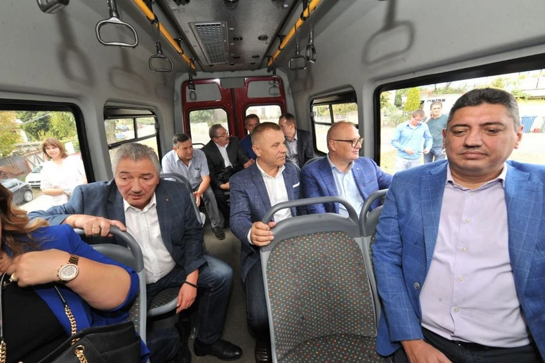 I čelnici opština seli u minibus 507