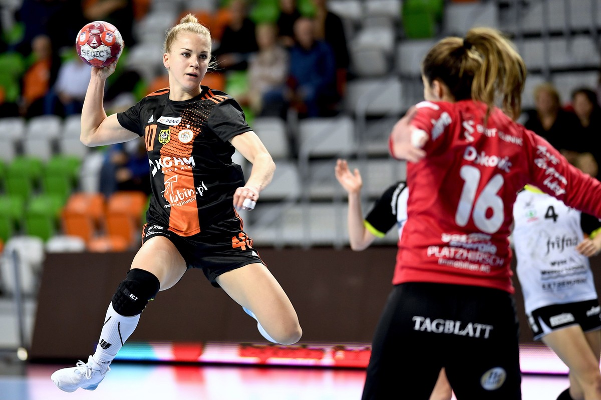 Zawodniczka Zagłębia Lubin Daria Zawistowska (L) i bramkarka Sladana Dokovic (P) z LC Bruehl Handball podczas rewanżowego meczu 2. rundy eliminacyjnej Ligi Europejskiej piłkarek ręcznych