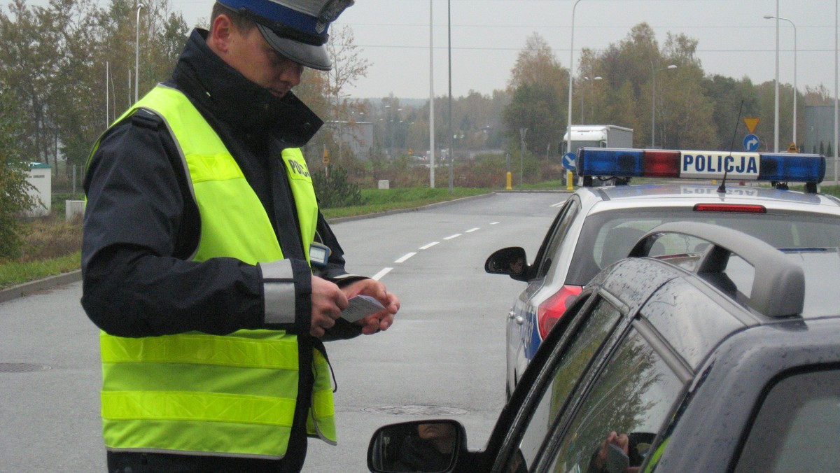 Policjant bez względu na wyjaśnienia osoby zatrzymanej, nie ma prawa podważać czy weryfikować wyniku badania na obecność narkotyków - wskazuje Ministerstwo Spraw Wewnętrznych i Administracji. Praktyka ta może sprawiać problemy kierowcom w pewnych szczególnych przypadkach - czytamy w "Rzeczpospolitej".