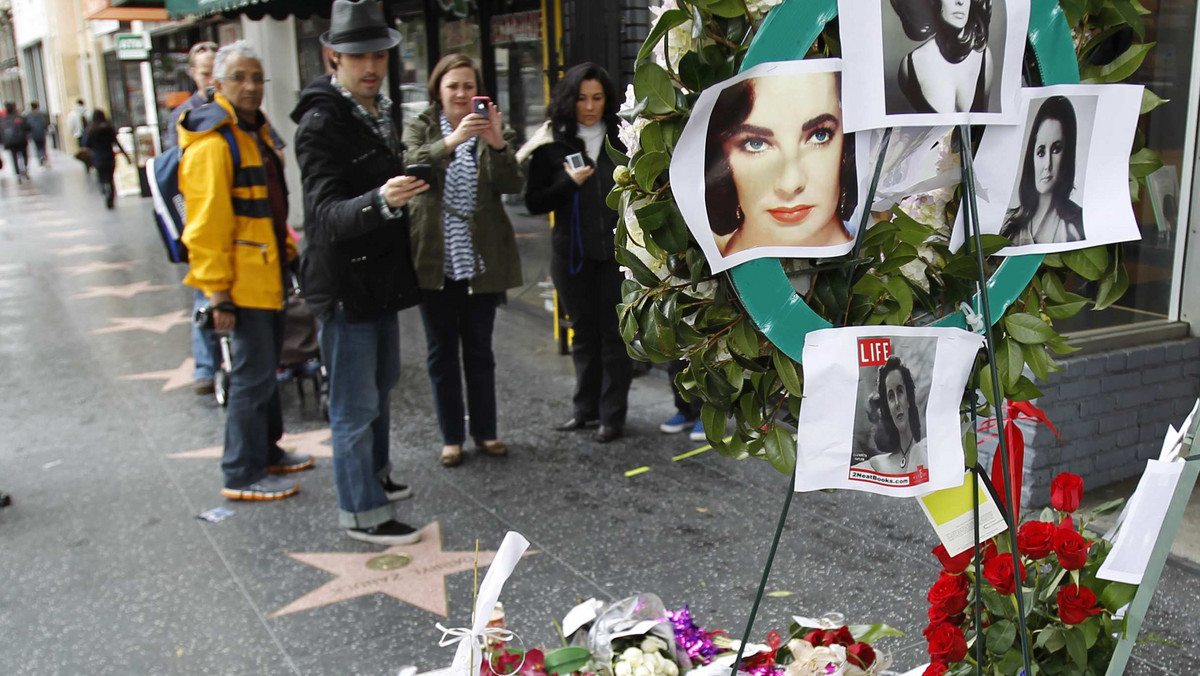 Elizabeth Taylor, legendarna brytyjsko-amerykańska aktorka, została pochowana w czwartek po południu czasu lokalnego na cmentarzu Forest Lawn w Glendale na przedmieściach Los Angeles. Taylor zmarła w środę w wieku 79 lat z powodu niewydolności serca.