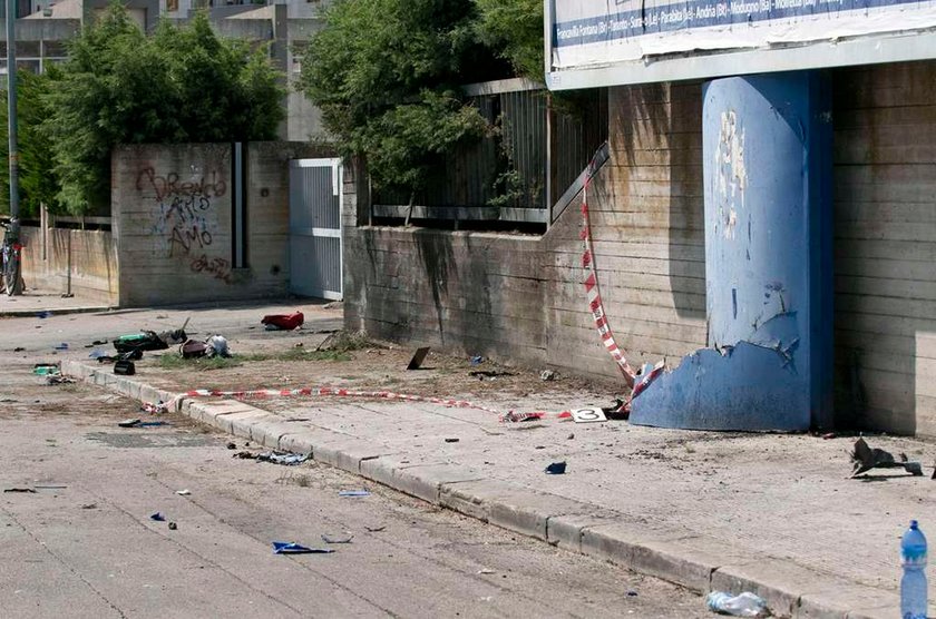 ITALY-BLAST-SCHOOL-FLOWERS