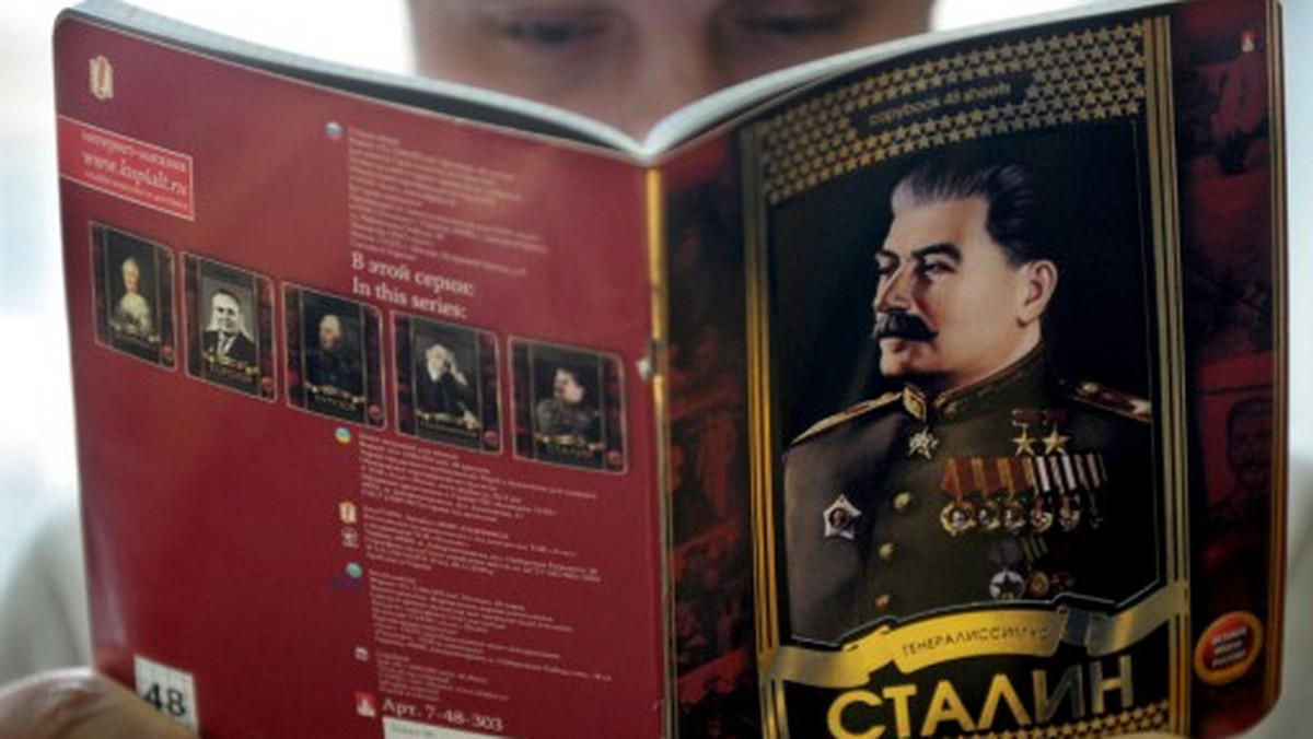 W moskiewskich sklepach pojawiły się zeszyty z podobizną Stalina na okładce. Sprzedają się świetnie, co jednych oburza, a innych cieszy. Stalin bowiem - w przeciwieństwie do innego zbrodniarza swoich czasów, Hitlera - nigdy nie doczekał się jednoznacznego potępienia we własnej ojczyźnie.
