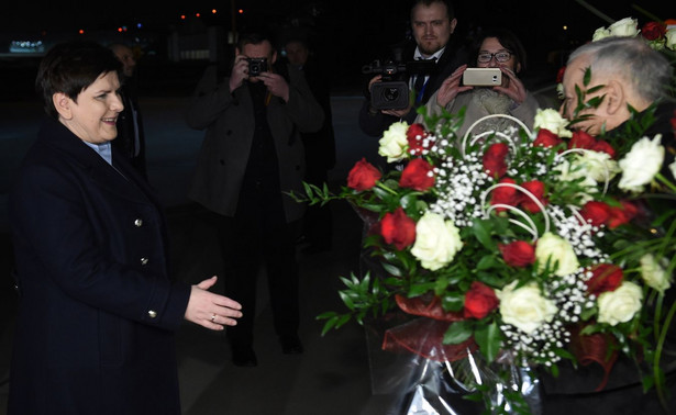 Szydło po powrocie z Brukseli powitana kwiatami przez prezesa PiS i ministrów. "To nie porażka, to zwycięstwo"