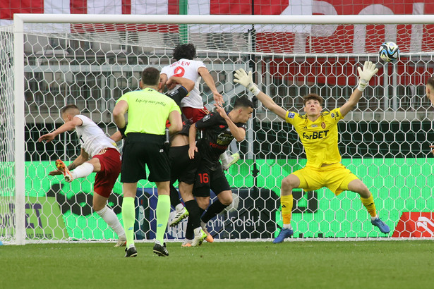 Bramkarz ŁKS Łódź Aleksander Bobek (P) podczas meczu piłkarskiej Ekstraklasy z Piastem Gliwice