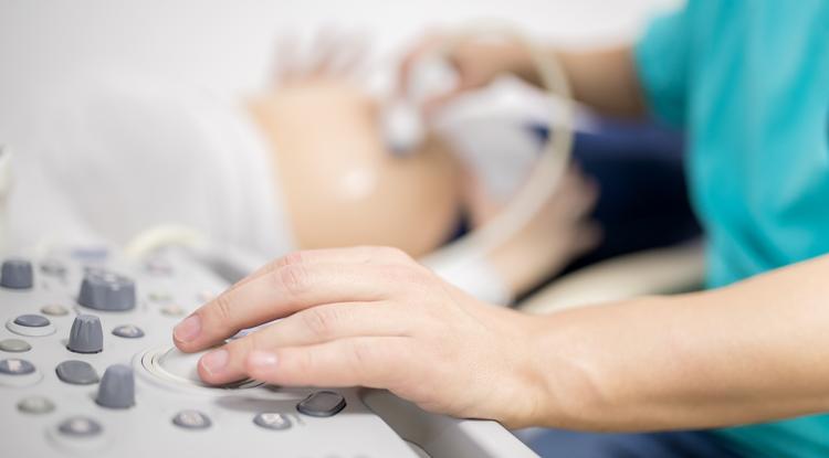 Amikor az orvos ultrahangozás közben a monitorra nézett Fotó: Getty Images